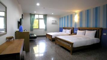 Quarto quádruplo conforto | Banheiro | Chuveiro, chuveiro com efeito de chuva, produtos de toalete grátis