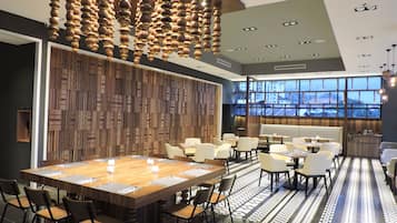 Se sirven desayunos, comidas, cenas y cocina local e internacional