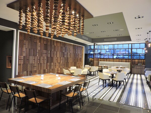 Breakfast, lunch, dinner served; local and international cuisine - Hotel N°5 (Kota Kinabalu)