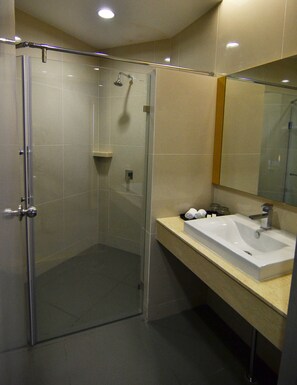 淋浴设施、免费洗浴用品、吹风机、浴袍