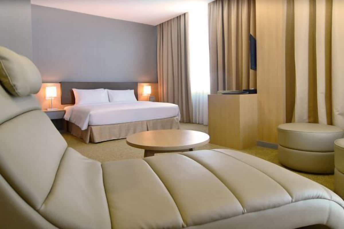 1 bedroom, in-room safe, desk, iron/ironing board