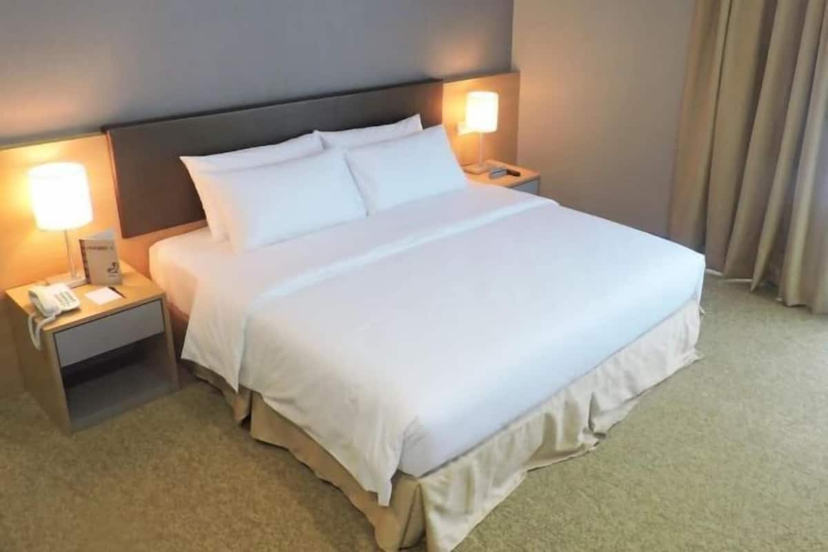 1 bedroom, in-room safe, desk, iron/ironing board