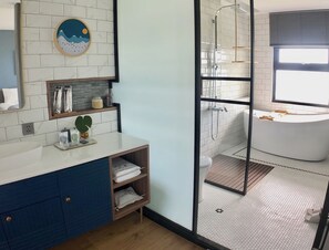 Classic Double Room, Ocean View | Bathroom | Free toiletries, hair dryer, slippers, towels - Hotel Everyday Life (Hengchun)