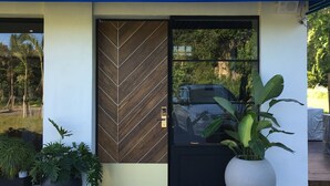 A hotel entrance with a modern design, featuring a large wooden signboard with the name 'Hotel Evescydal Lafe'. - Hotel Everyday Life (Hengchun)