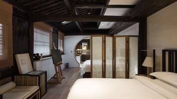 Family Suite | Desk, blackout drapes, free WiFi