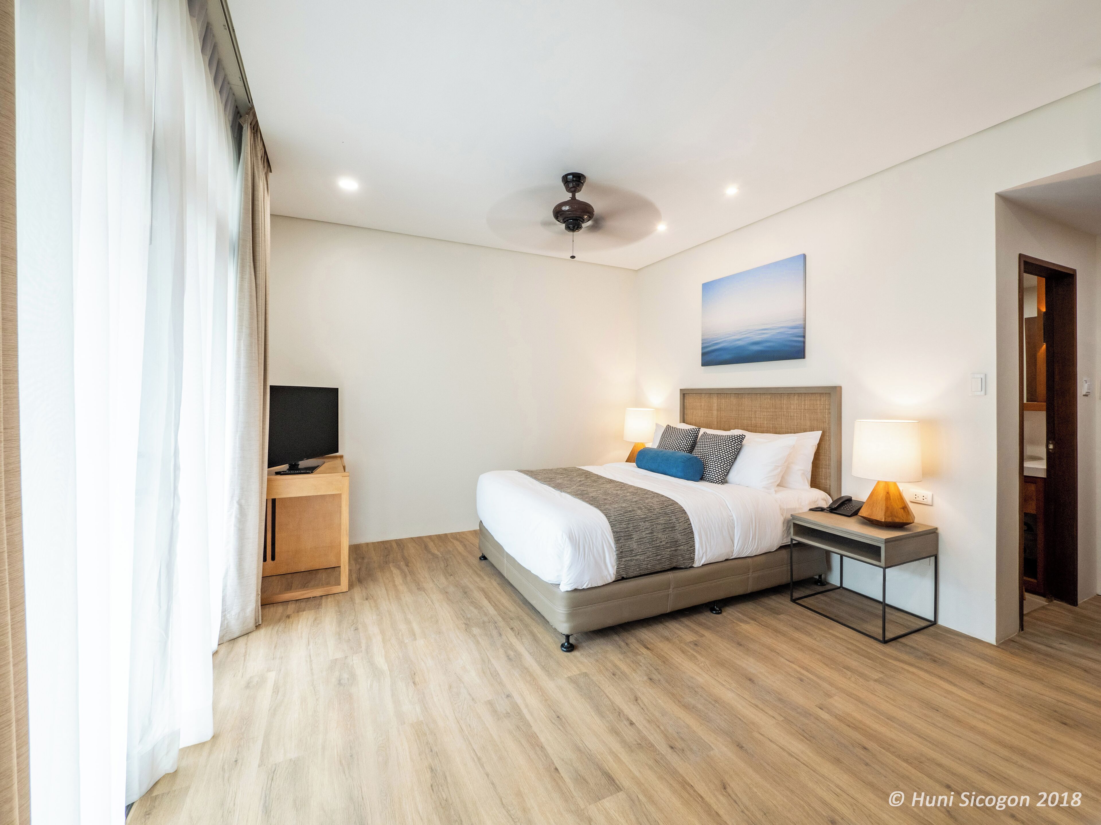 Minibar, caja de seguridad en la habitación y escritorio 