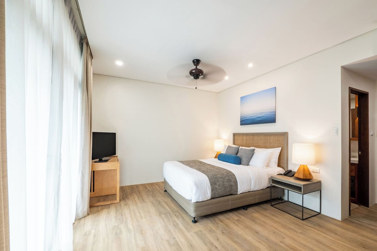 Minibar, caja de seguridad en la habitación y escritorio