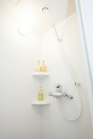 Shower, free toiletries, hair dryer, bidet - Akasaka-no Sato - Caters to Women - Hostel (Tokyo)
