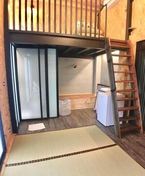 Desk, rollaway beds, free WiFi, bed sheets - Red House & Old Lane (Tainan)