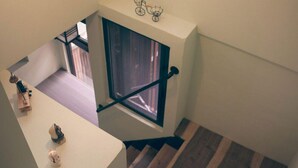 Ein modernes Interieur mit einer Treppe, einer Pendelleuchte und einer Fahrraddekoration an der Wand.