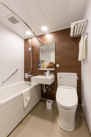Artículos de tocador gratuitos, secador de pelo, pantuflas, bidet