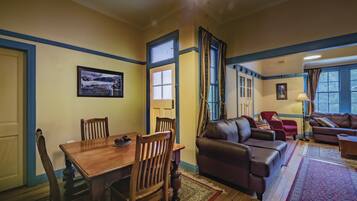 Apartment, Multiple Bedrooms (1901 East Wing) | Bed sheets