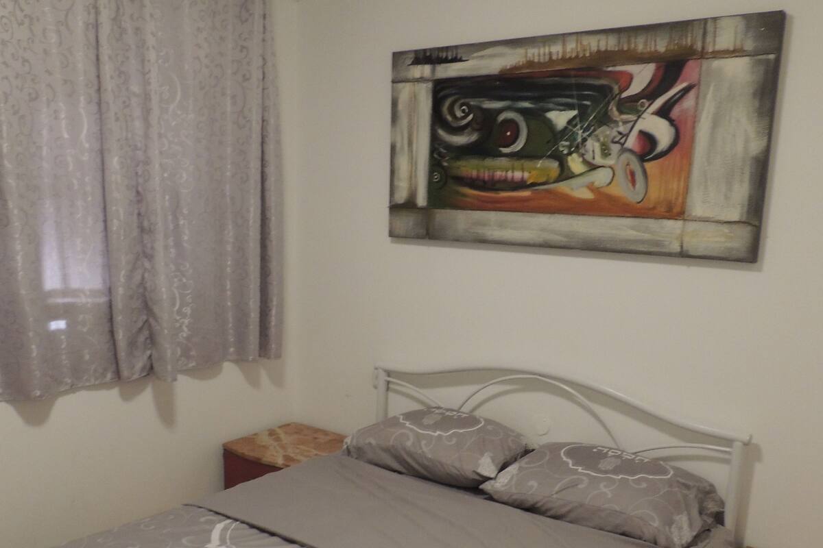 Decoración personalizada y espacio para trabajar con laptop