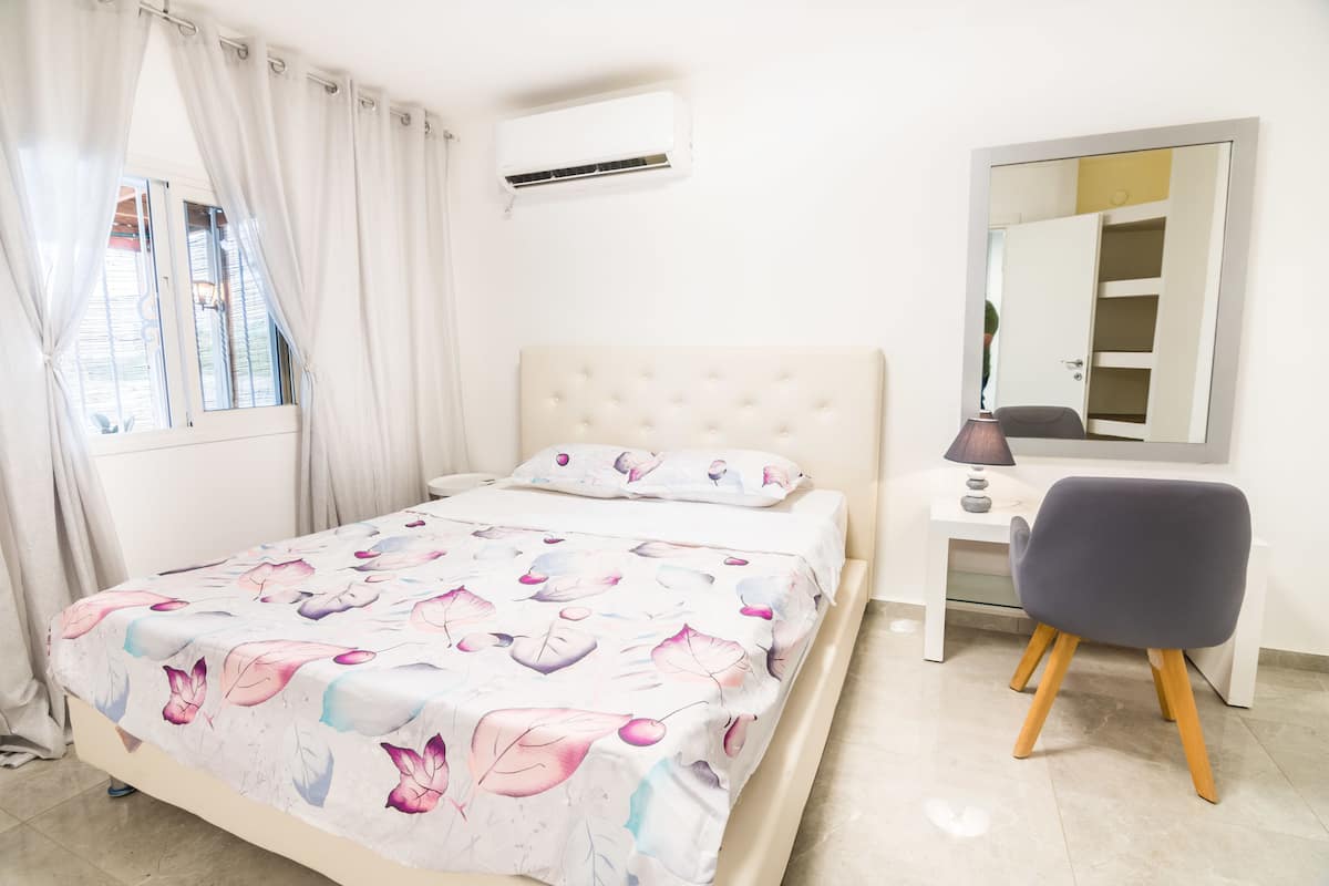 Departamento exclusivo, 1 habitación, balcón, vista a la ciudad | Decoración personalizada y espacio para trabajar con laptop