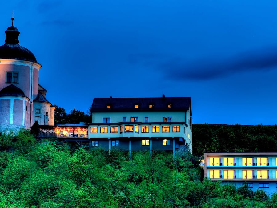 Boendets fasad - kvÀll/natt