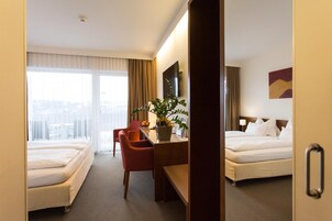 高档床上用品、迷你吧、客房内保险箱、办公桌