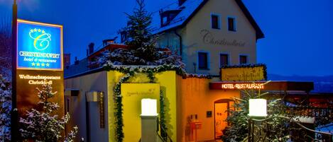 Un hotel con temática navideña, que presenta un cartel con un logotipo de estrella y el nombre 'Christkindl'.