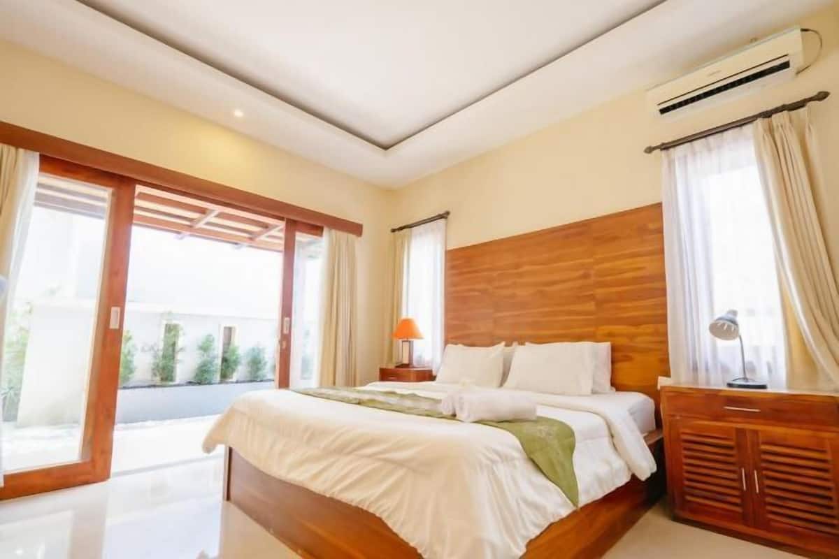 In-room safe, desk, free WiFi