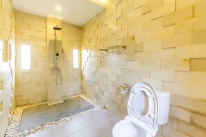 Suite | Badkamer | Een douche, gratis toiletartikelen