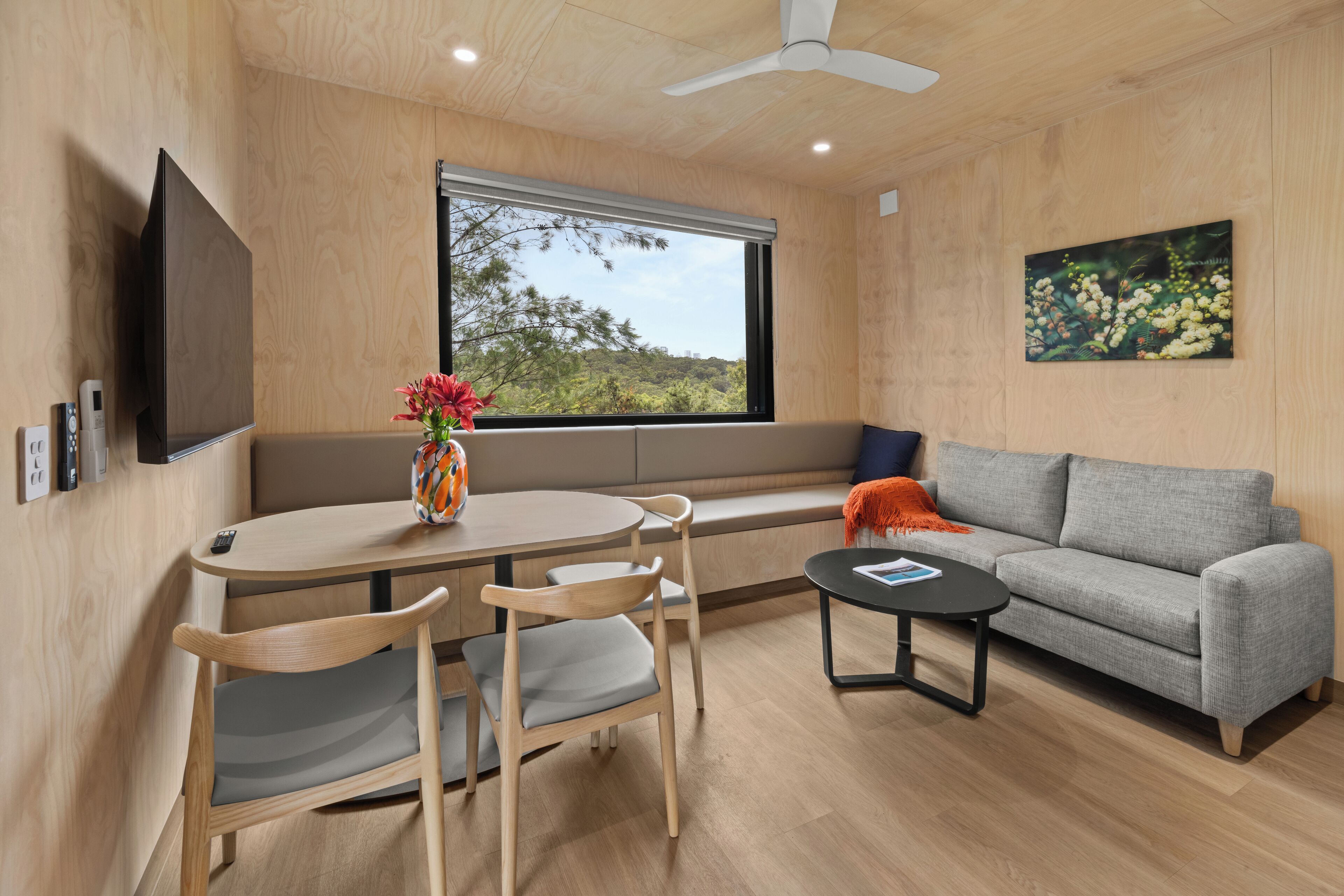 Deluxe 2 Bedroom Cabin | Area keluarga | TV layar datar