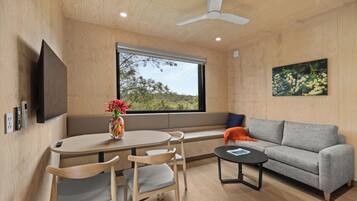 Deluxe 2 Bedroom Cabin | Area keluarga | TV layar datar