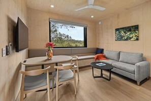 Deluxe 2 Bedroom Cabin | Coin séjour | Télévision à écran plat
