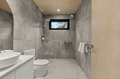 Deluxe 2 Bedroom Cabin | Bathroom. Discovery Parks - Lane Cove