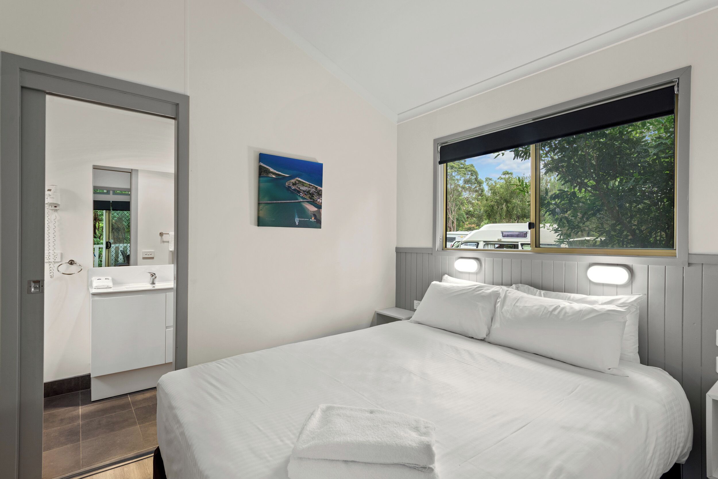 2 habitaciones, tabla de planchar con plancha y ropa de cama 