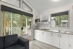 Standard Studio Cabin | Private kitchen | Fridge, microwave, electric kettle - Discovery Parks - Lane Cove (Macquarie Park)
