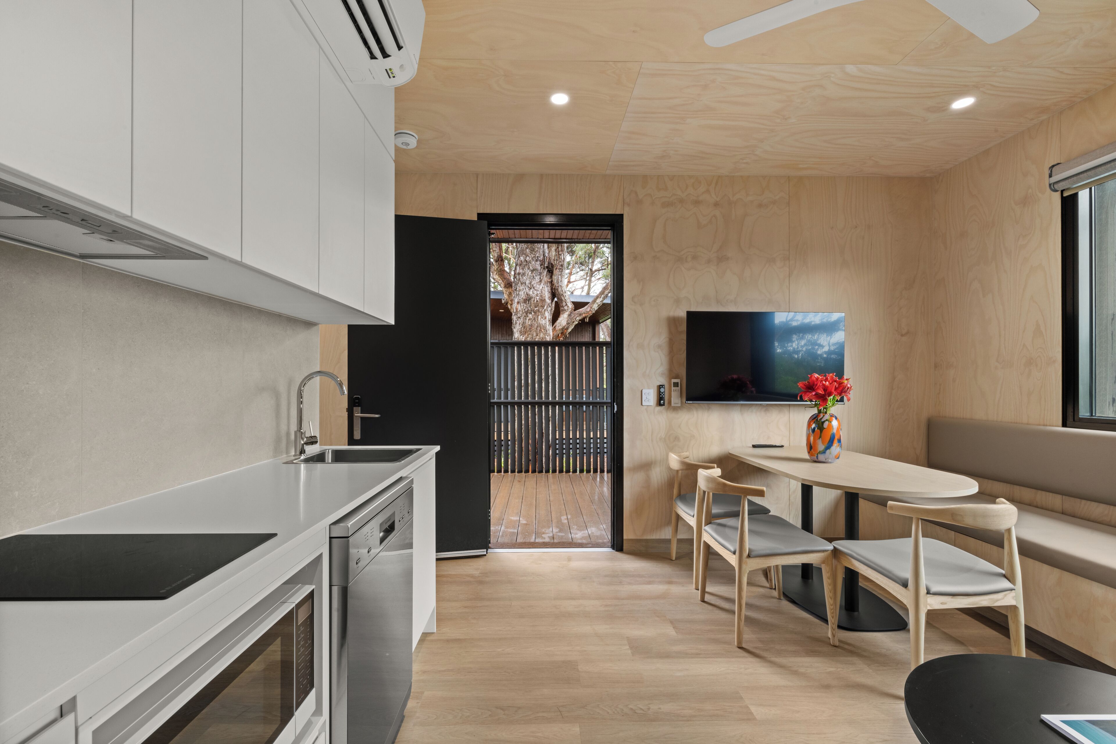 Deluxe 2 Bedroom Cabin | 房內用餐區