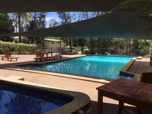 Una piscina al aire libre