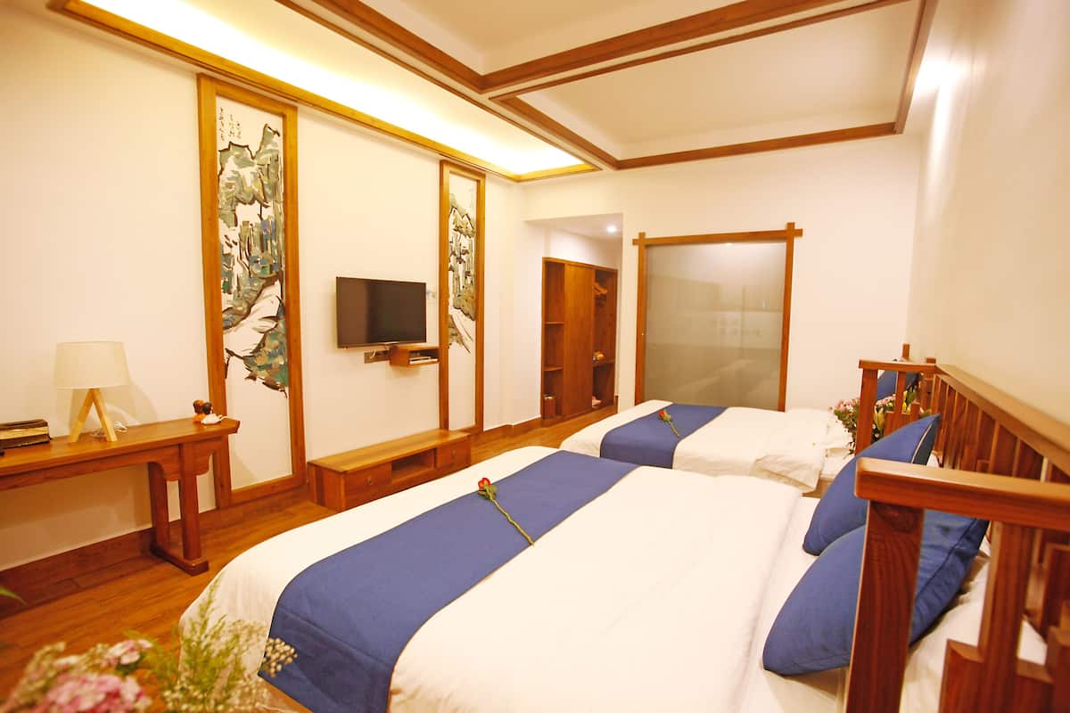 Family Room | 1 bedroom, premium bedding, minibar, desk