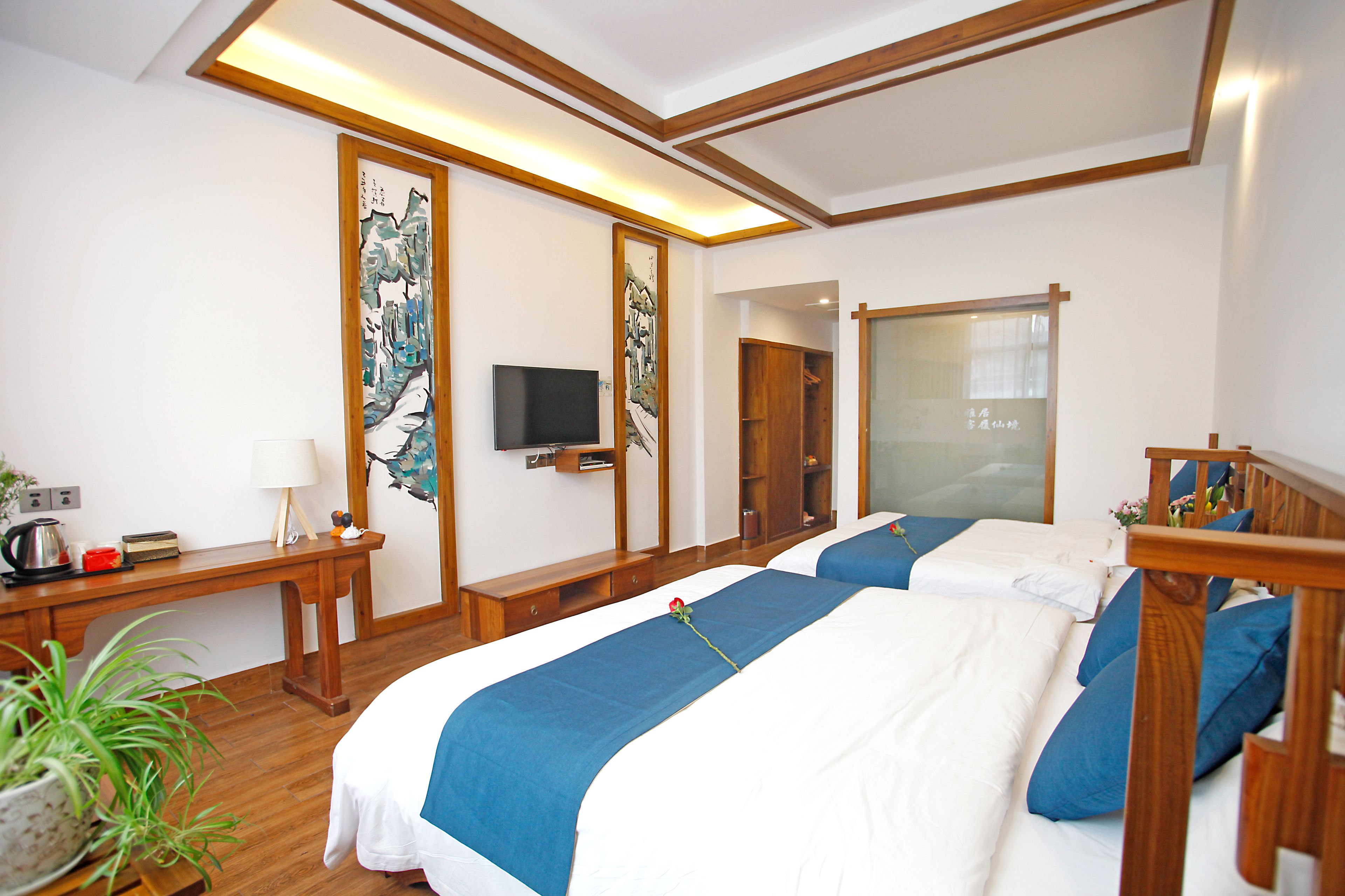 family room | 1 bedroom, premium bedding, minibar, desk