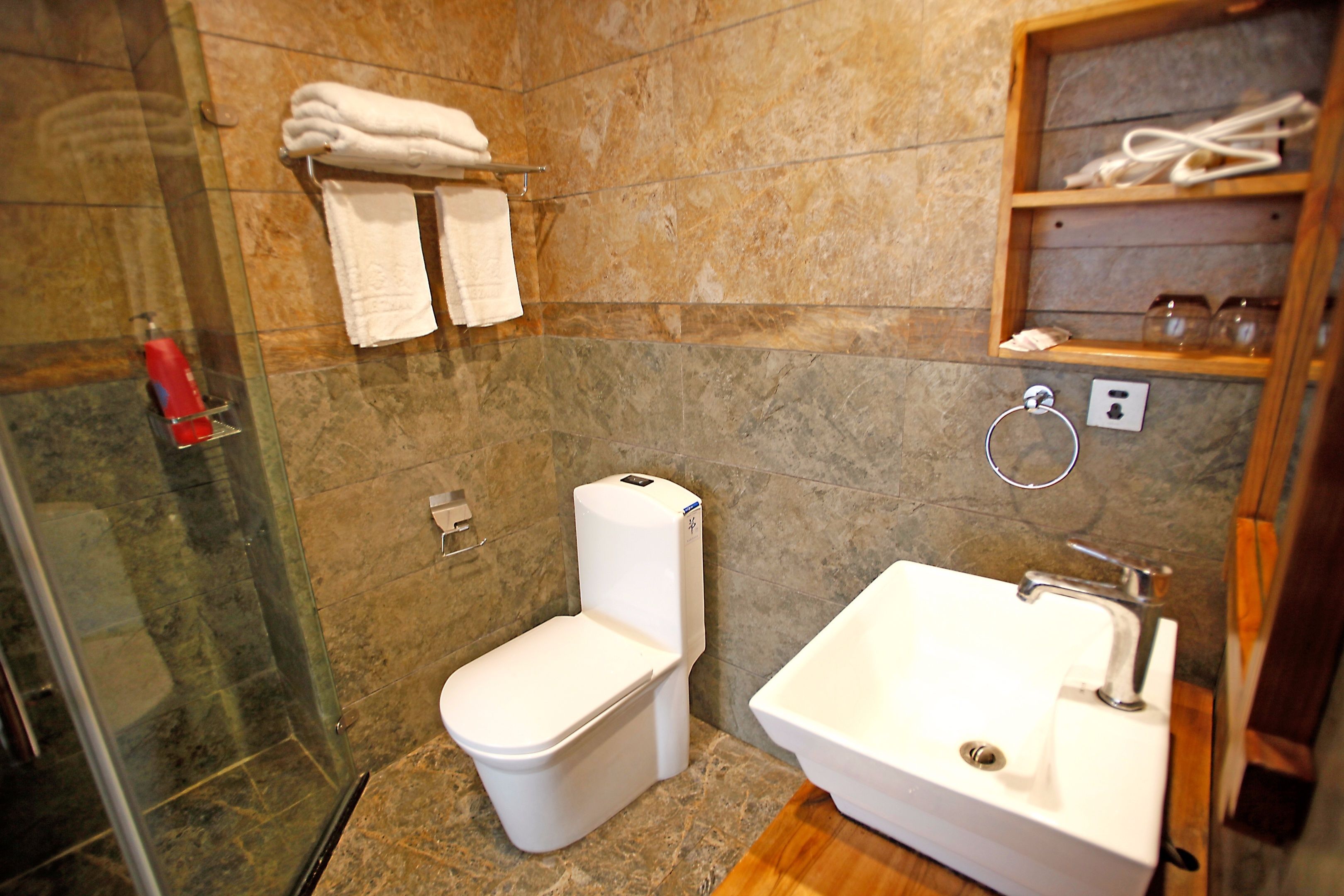 shower, rainfall showerhead, free toiletries, hair dryer