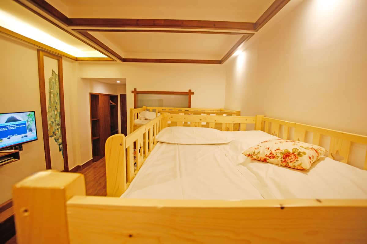 Shared Dormitory, Men only | 1 bedroom, premium bedding, minibar, desk