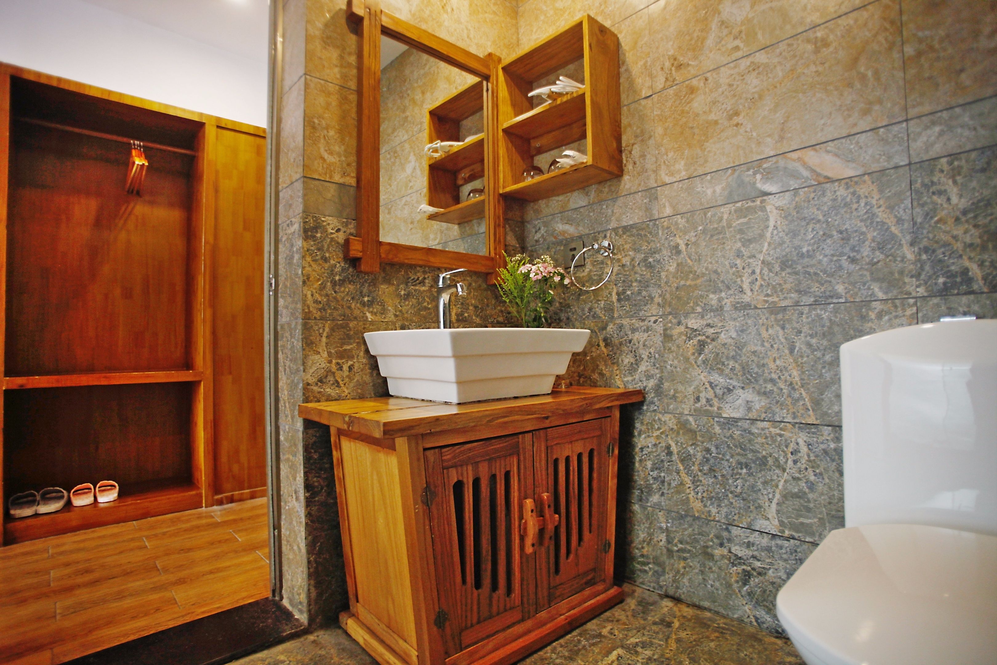 shower, rainfall showerhead, free toiletries, hair dryer