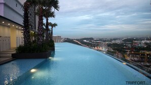 Outdoor pool - Sinar Rasa Homestay at I-Soho, I-City (Shah Alam)