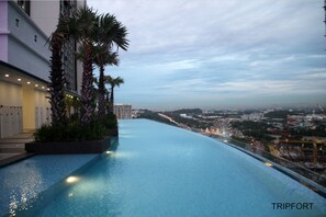 Outdoor pool - Sinar Rasa Homestay at I-Soho, I-City (Shah Alam)