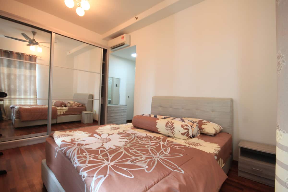 Desk, iron/ironing board, wheelchair access