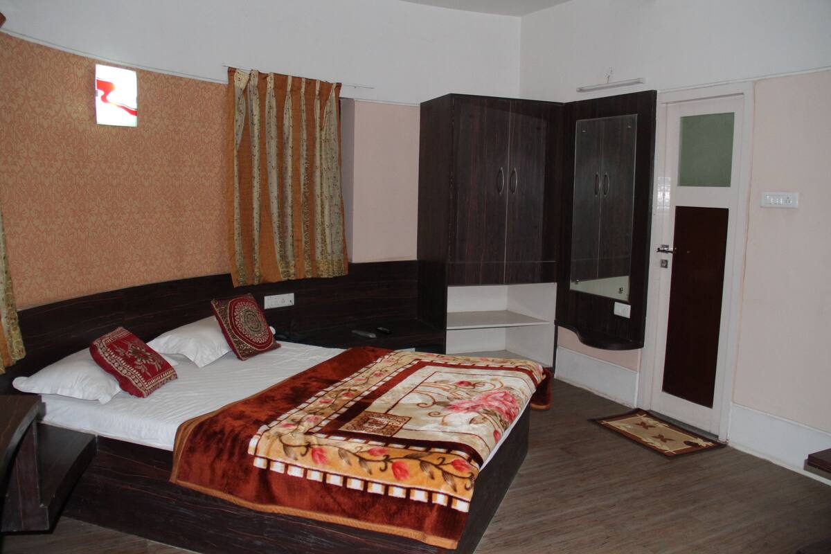 Executive Cottage, 1 King Bed, Smoking, Hill View