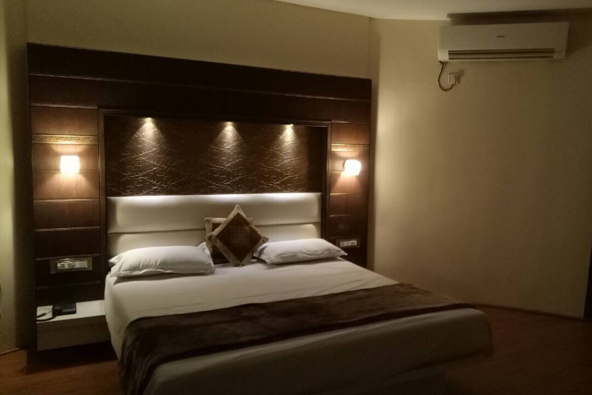 Exclusive Suite, Smoking, Hill View