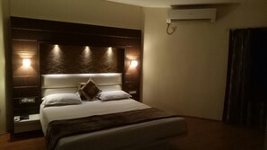Exclusive Suite, Smoking, Hill View