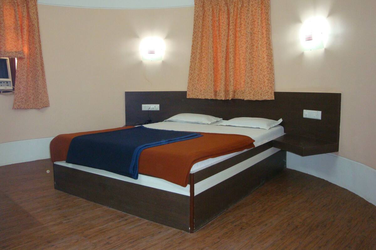 Standard Cottage, 1 Queen Bed, Smoking, Hill View