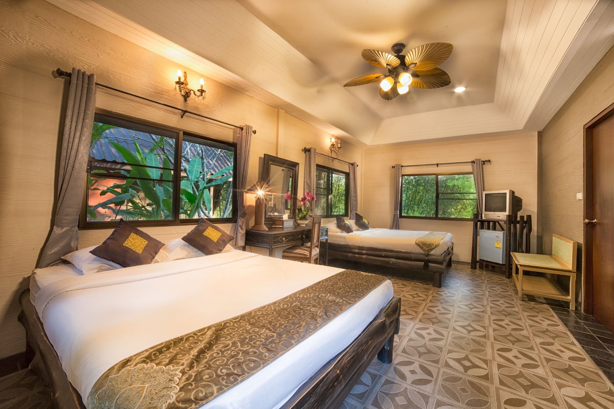 Tara Family  | Desk, blackout drapes, WiFi (free), bed sheets