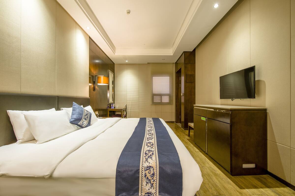 Business Double Room | In-room safe, desk, blackout drapes, iron/ironing board (on request)