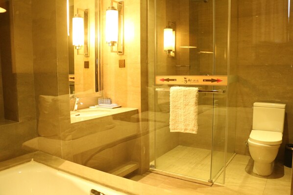 Separate tub and shower, free toiletries, hair dryer, slippers - Xiyu Hotel (Guangzhou)