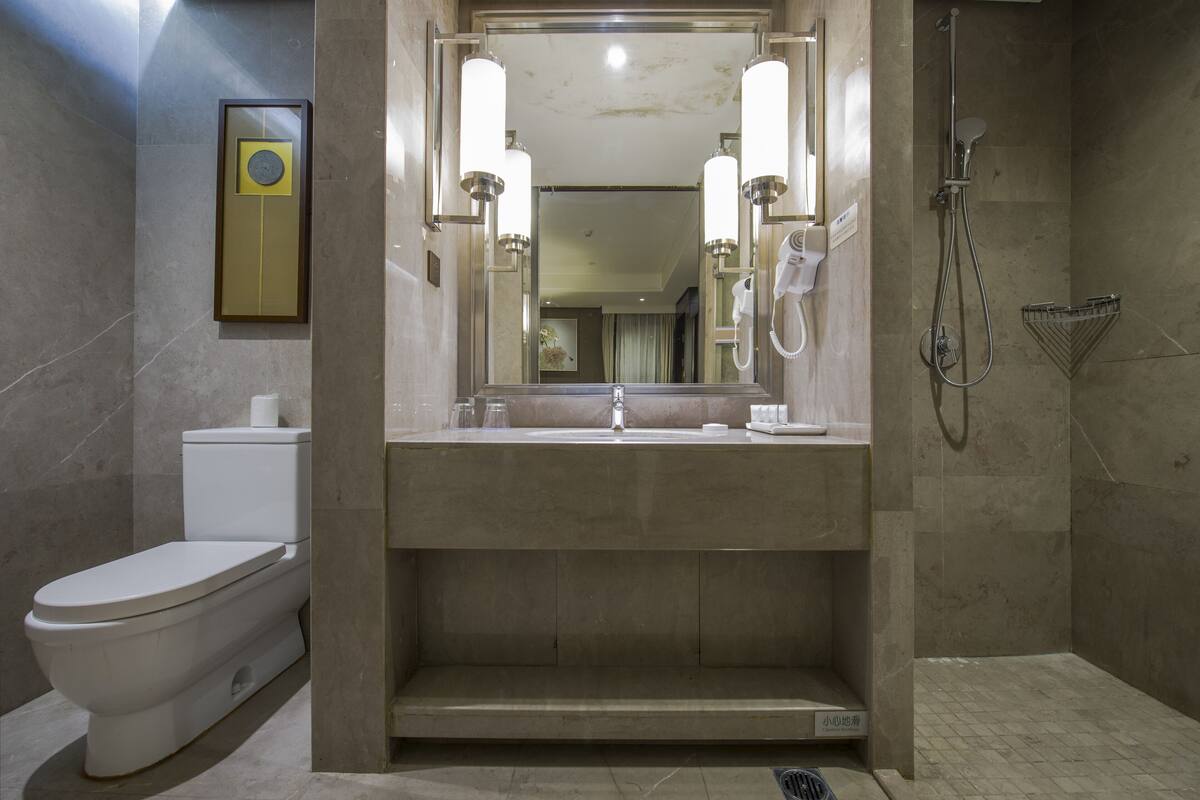 Business Twin Room | Bathroom | Separate tub and shower, free toiletries, hair dryer, slippers