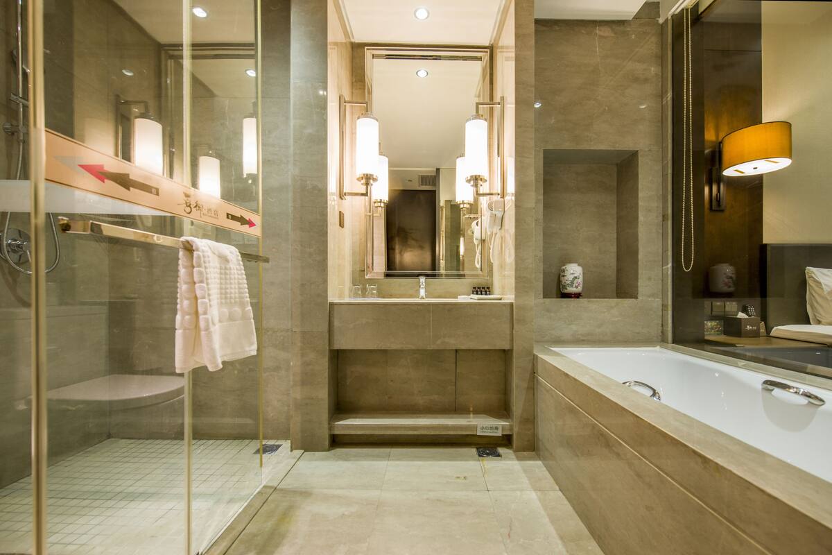 Executive Twin Room | Bathroom | Separate tub and shower, free toiletries, hair dryer, slippers