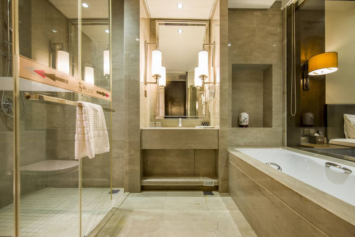 Executive Twin Room | Bathroom | Separate tub and shower, free toiletries, hair dryer, slippers