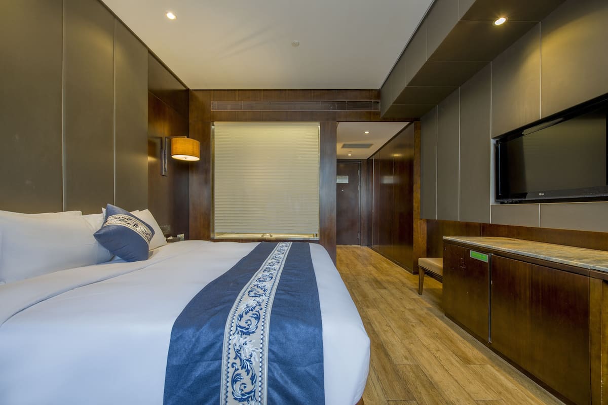 Executive Double Room | In-room safe, desk, blackout drapes, iron/ironing board